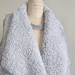 ❄️New to my closet❄️NWOT Grey teddy vest